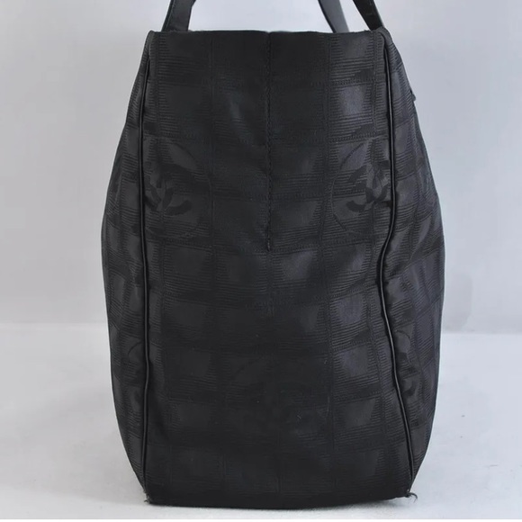 This is an authentic CHANEL New Travel Line Shoulder Tote Bag. - Picture 2 of 11